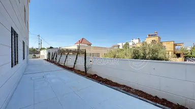 شقة في  قرب جامعة البتراء- طريق المطار (طريق&nbsp;الخدمات) - 110,000 دأ - صورة NaN